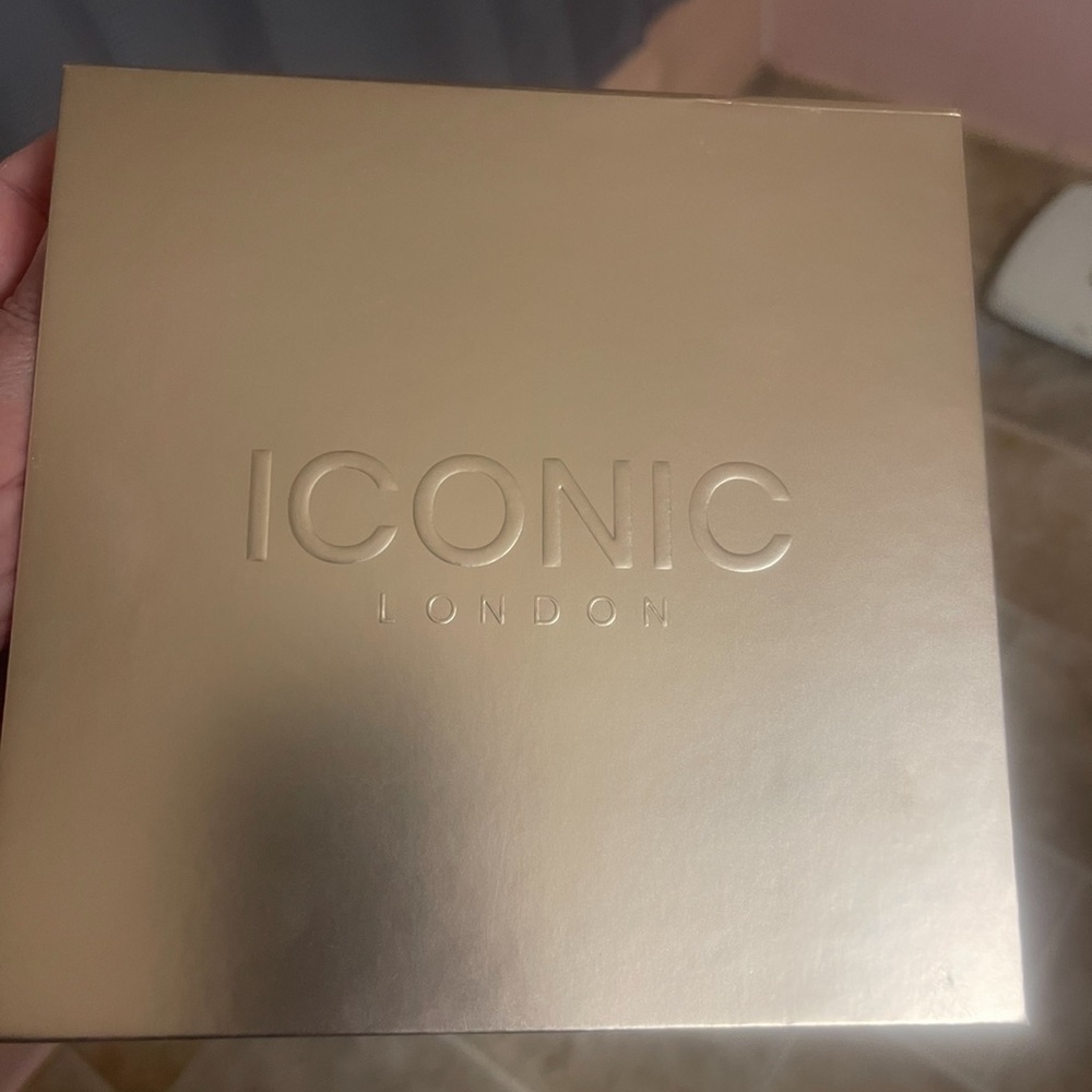 Iconic London eye shadow palette